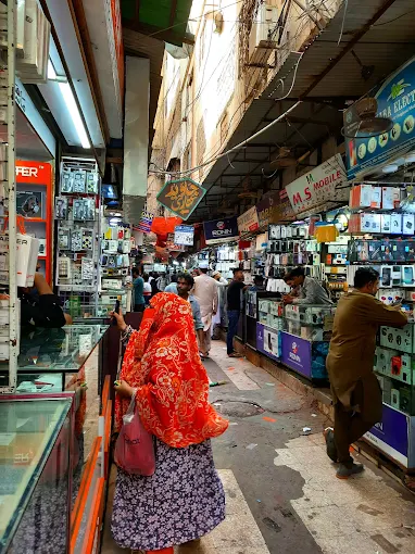 Saddar Mobile Market